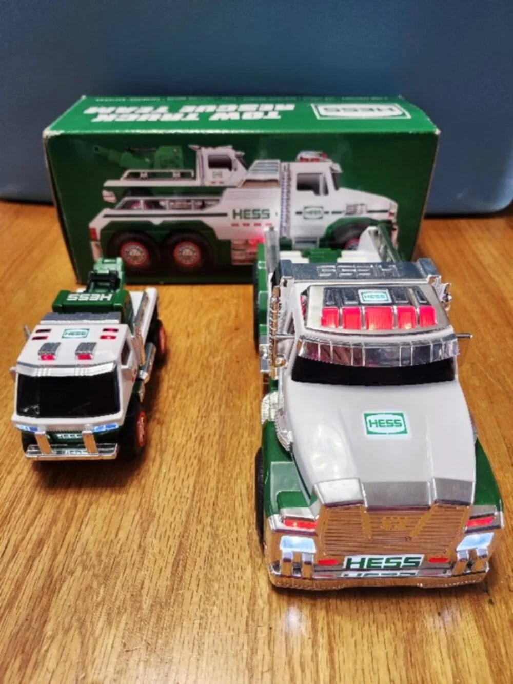 Hess Tow Truck Rescue Team set Sirens 2019 w/Box - Missing smaller truck tow arm